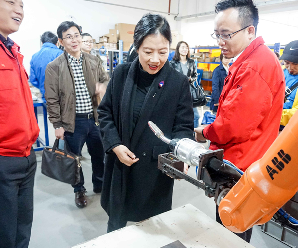 "Financial Woman" Ye Tan and her party visited Jiangsu Beiren Robot "Financial Woman" Ye Tan and her party visited Jiangsu Beiren Robot